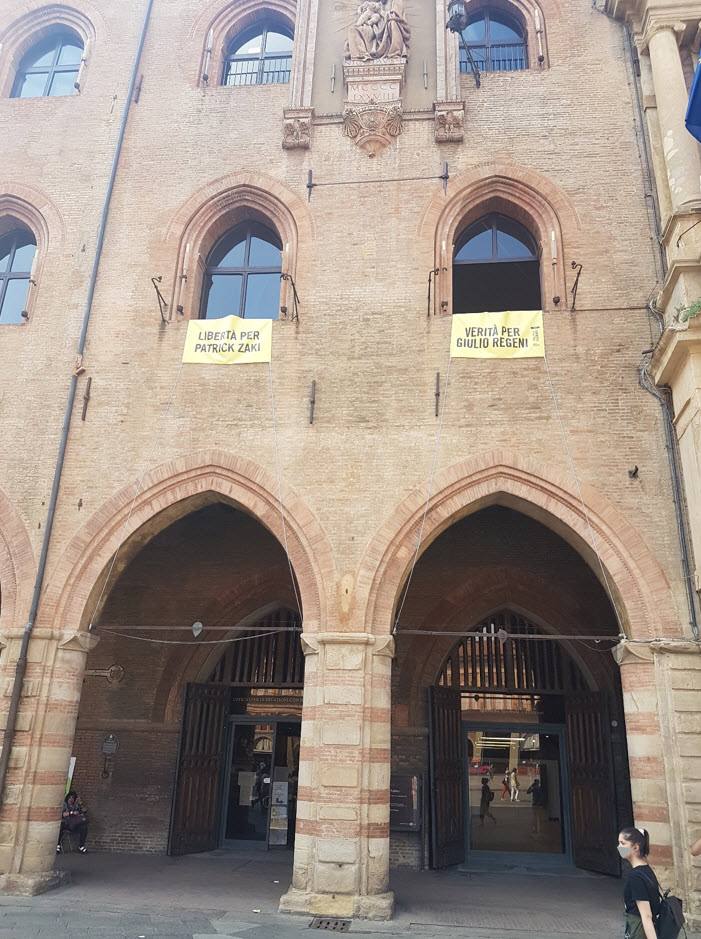 Bologna, Piazza Maggiore, Scritte per Partick Zaki e Giulio Regeni. 15 Settembre 2020, CCBY 4.0